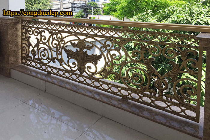 Ban công nhôm đúc hoa lá tây đơn giản